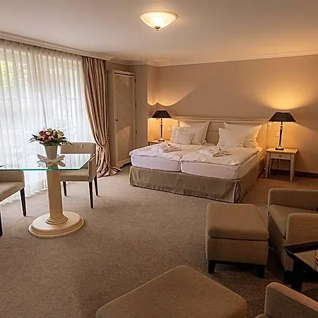 מלון Strandhotel Fontana 4*